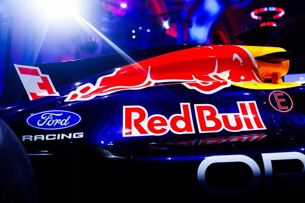 Dietrich Mateschitz'in anısına: DM01, Ford motorlu ilk Red Bull motorudur.