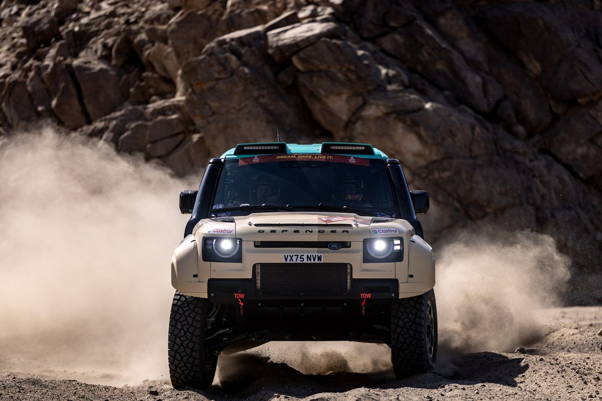 Il richiamo del deserto: per Defender il ritorno alle origini è la sfida più pura della Dakar