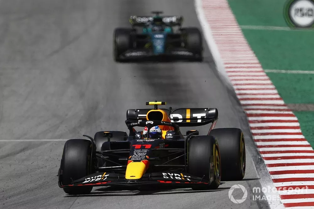 Sergio Perez, Red Bull Racing RB18, Lance Stroll, Aston Martin AMR22 