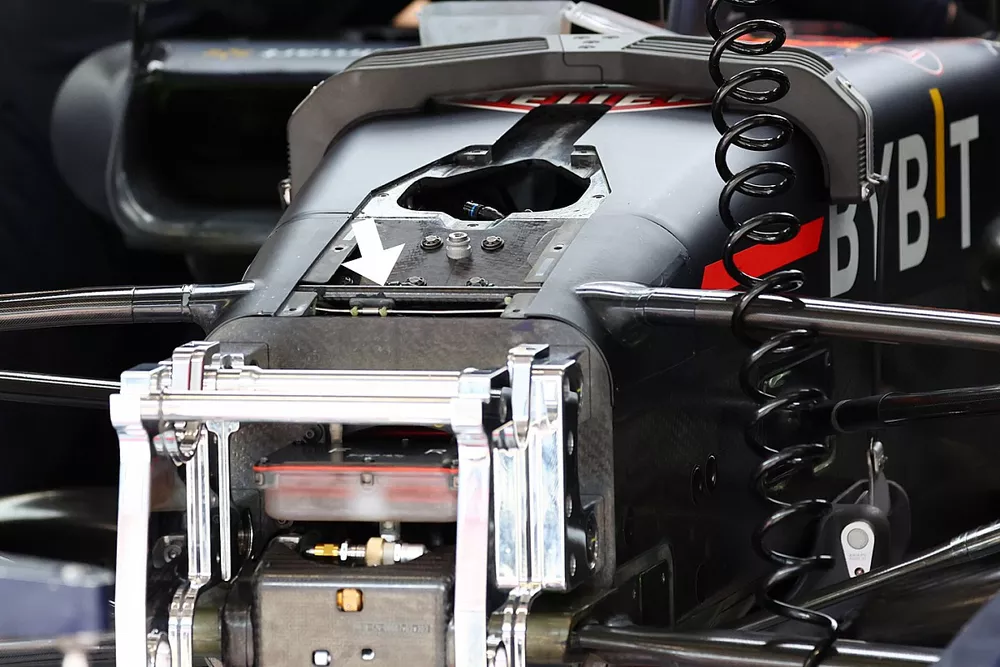 Red Bull Racing RB18, dettaglio della sospensione anteriore