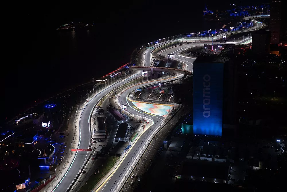 Une vue a&eacute;rienne du circuit de nuit