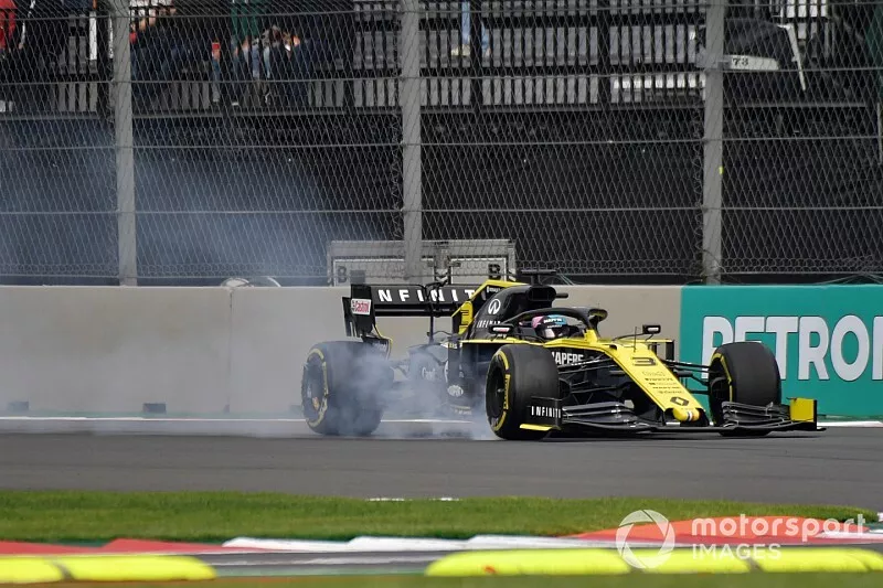 Daniel Ricciardo, Renault F1 Team R.S.19, bloque une roue
