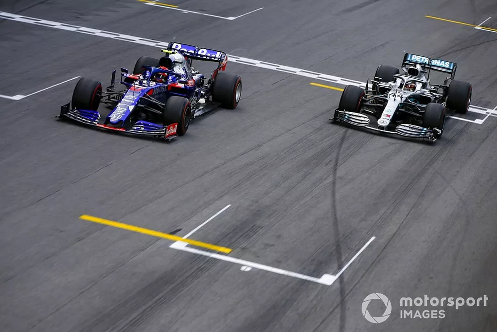 Pierre Gasly, Toro Rosso STR14 crosses the finish line followed by Lewis Hamilton, Mercedes AMG F1 W10