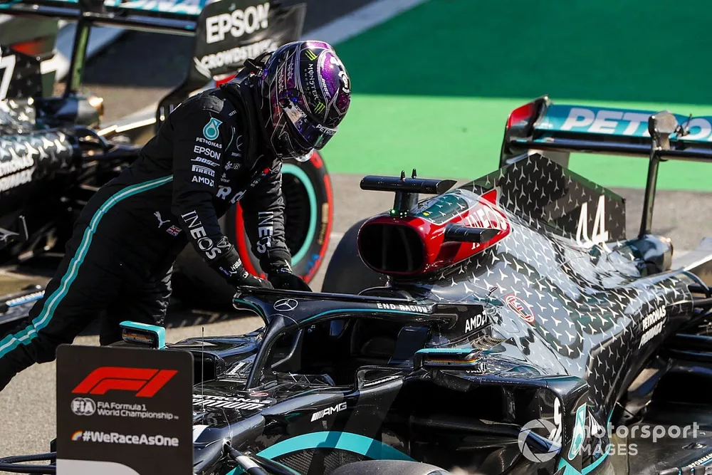 Pole Sitter Lewis Hamilton, Mercedes-AMG F1 in Parc Ferme 