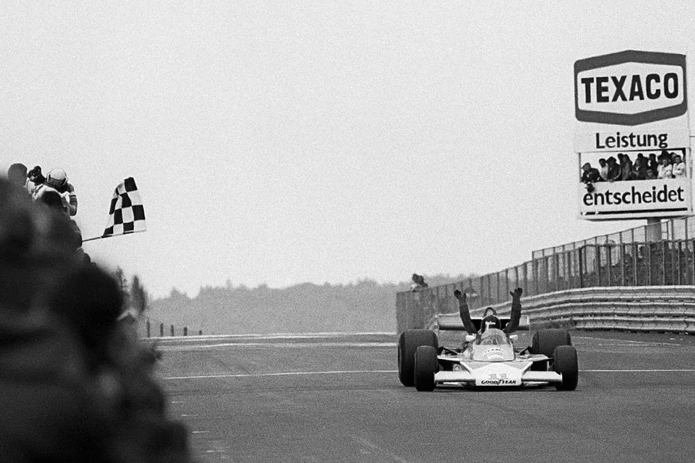 Race winner James Hunt, McLaren M23-Ford