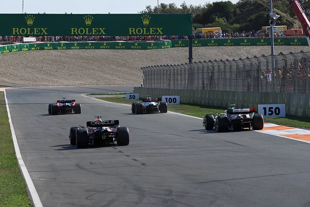 Fernando Alonso, Alpine A522, George Russell, Mercedes W13, Zhou Guanyu, Alfa Romeo C42, Max Verstappen, Red Bull Racing RB18