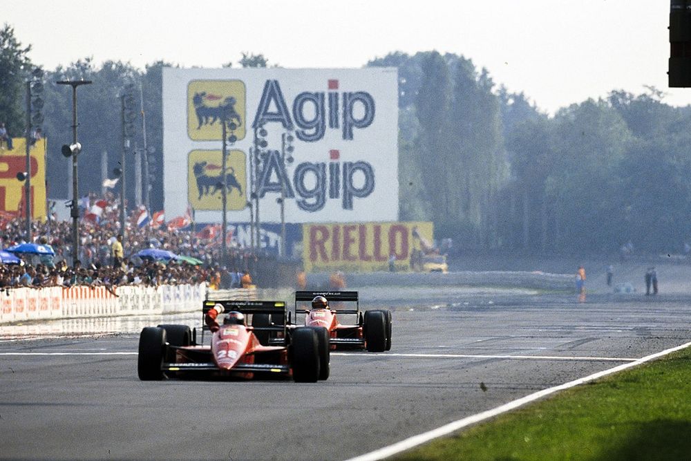 Gerhard Berger, Ferrari F187/88C, levanta el pu&ntilde;o en el aire mientras lidera a Michele Alboreto, Ferrari F187/88C
