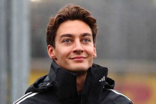 Russell presenta un casco especial para el GP de China de F1