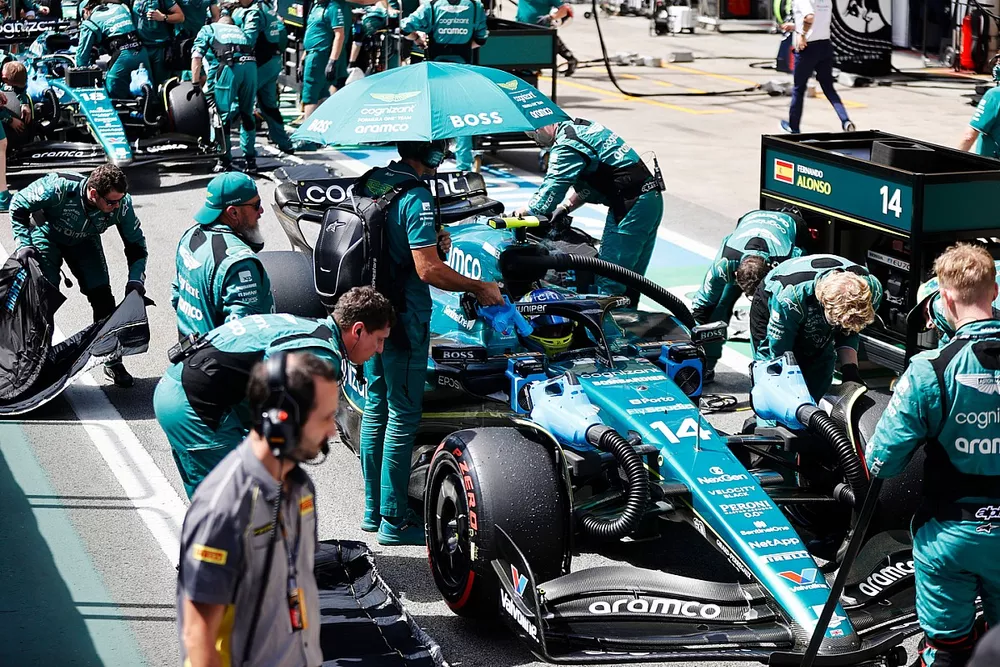 Fernando Alonso, Aston Martin AMR23, en boxes