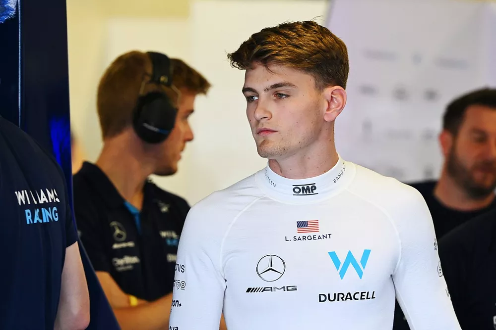 Logan Sargeant, Williams Racing, in garage