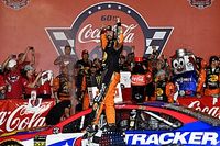 Martin Truex Jr. gana con un cierre espectacular en Charlotte