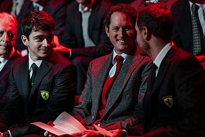 Leclerc ingin buat Ferrari pusing soal pembalap