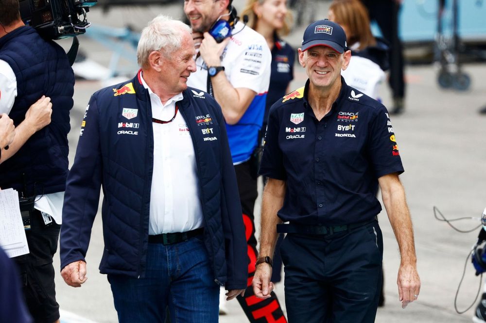 Helmut Marko y Adrian Newey, camino a la ceremonia de podio