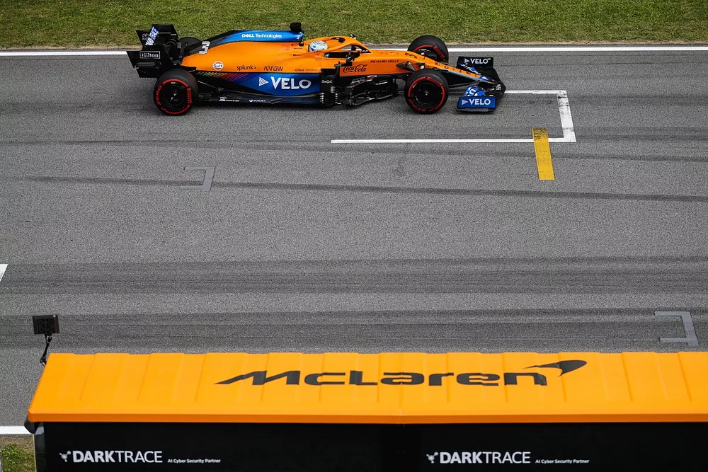 Daniel Ricciardo, McLaren MCL35M, passes the McLaren team on the pit wall