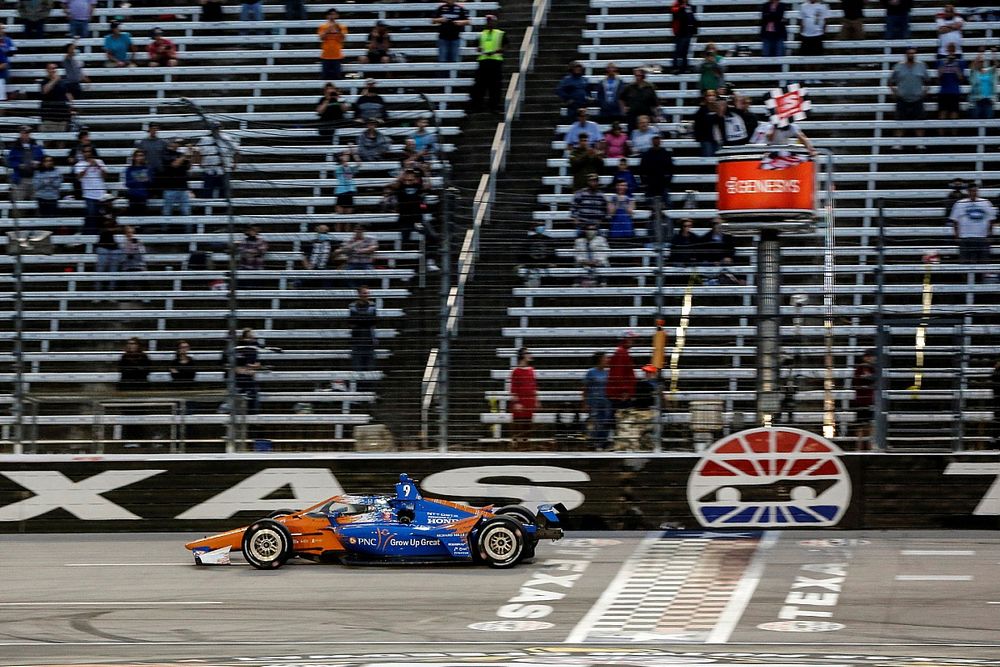 Ganador Scott Dixon, Chip Ganassi Racing Honda se lleva la bandera a cuadros