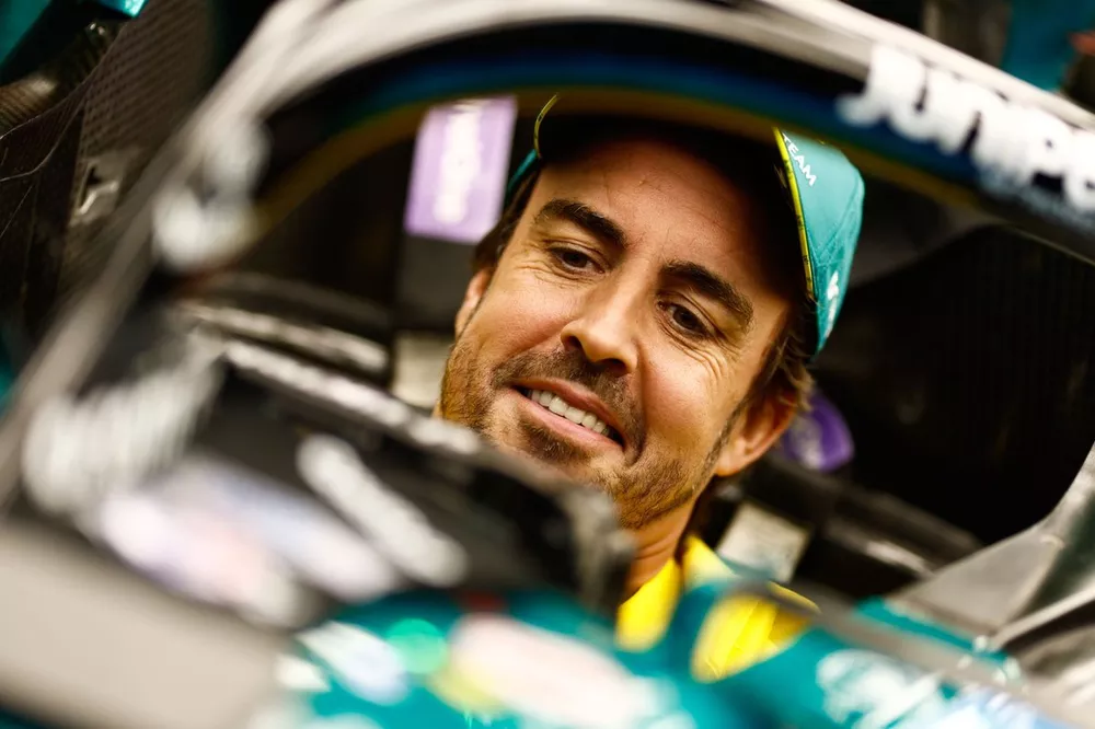 Fernando Alonso, Aston Martin F1 Team, tiene un asiento a medida en el garaje