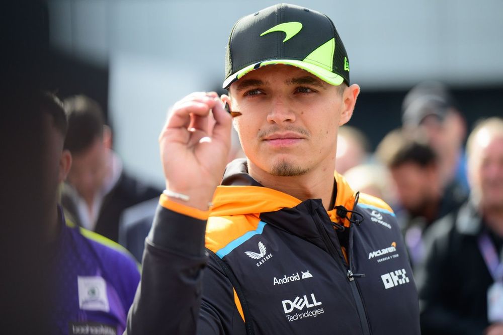 Lando Norris, McLaren, jugando a los dardos 