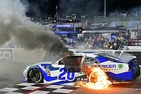 Vídeo: así se celebra una victoria, con derrapes, muro y fuego en la NASCAR