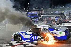 Vídeo: así se celebra una victoria, con derrapes, muro y fuego en la NASCAR