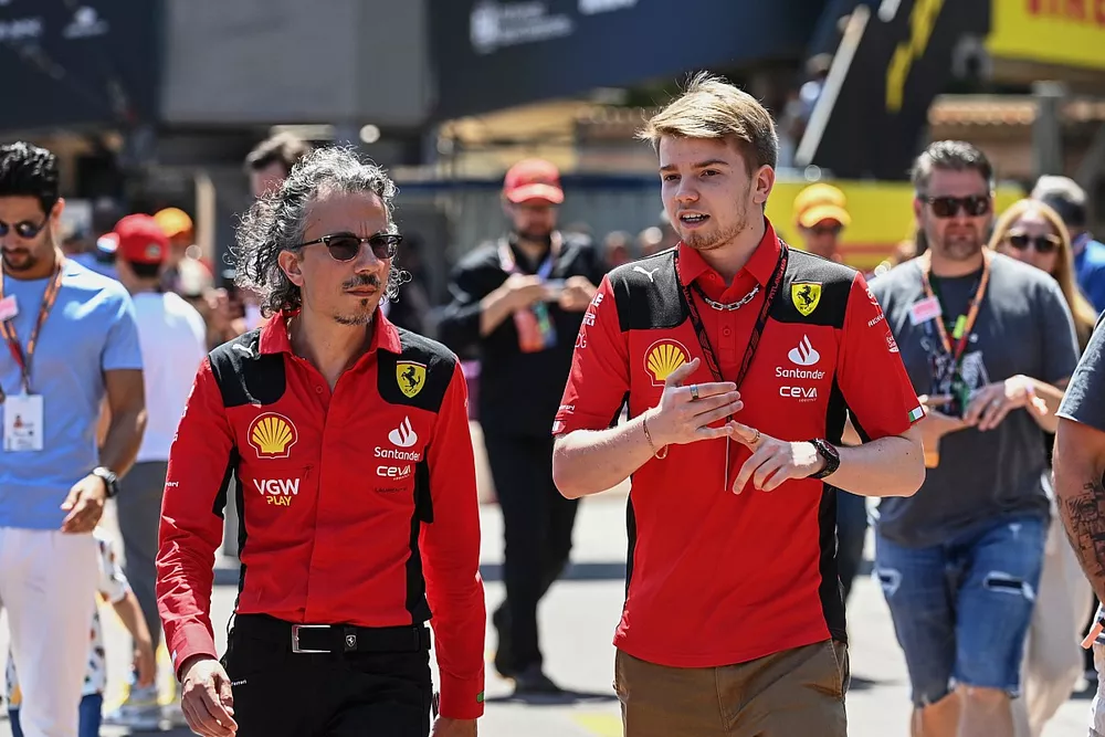 Laurent Mekies, Racing Director, Scuderia Ferrari, Robert Shwartzman, Reserve Driver, Scuderia Ferrari 