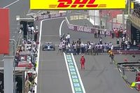 VIDEO: Ocon cerca de atropellar a personal de FIA en Bakú
