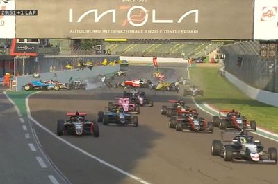 VÍDEO: Prova da F4 Italiana em Ímola é suspensa após 'big one' na largada