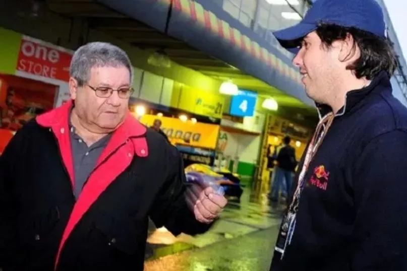 Ricardo Di Loreto e Cac&aacute; Bueno nos boxes da Stock Car, em 2014
