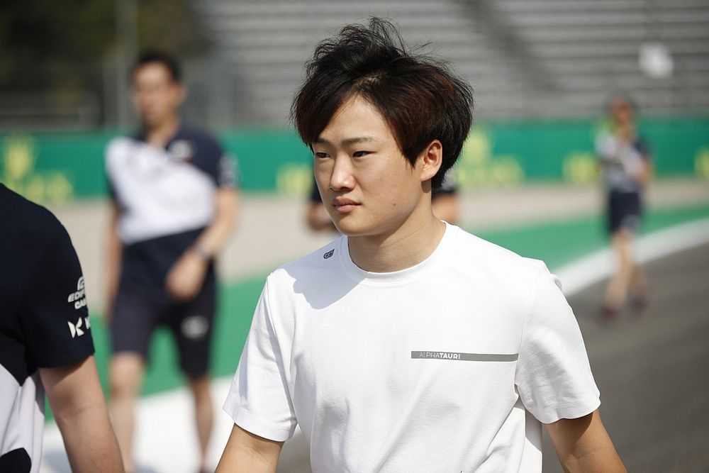 Yuki Tsunoda (AlphaTauri AT02) durante el track-walk