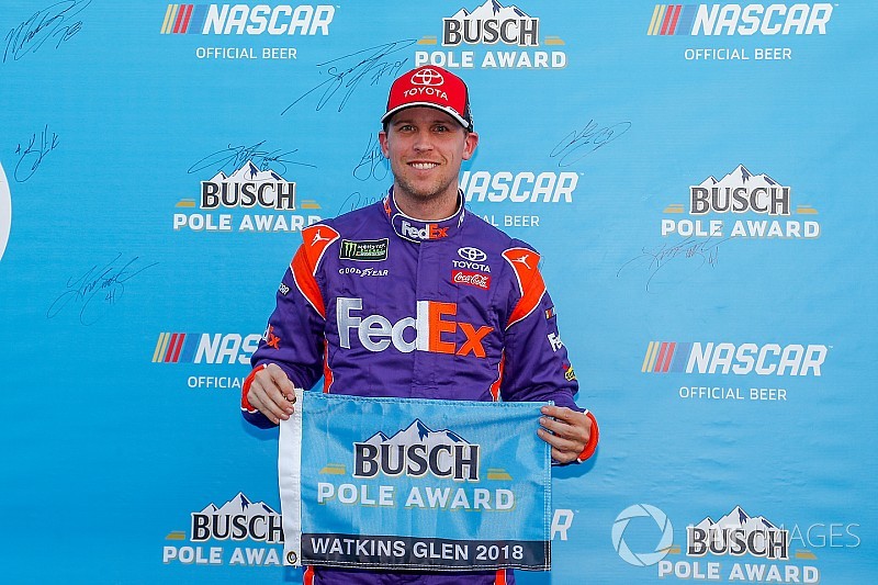 Denny Hamlin gana la pole provisional en Watkins Glen