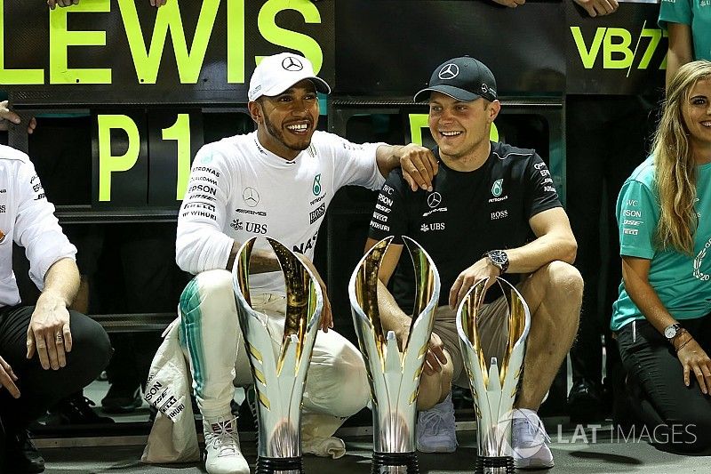 Race winner Lewis Hamilton, Mercedes AMG F1, third place Valtteri Bottas, Mercedes AMG F1 celebrate with the team