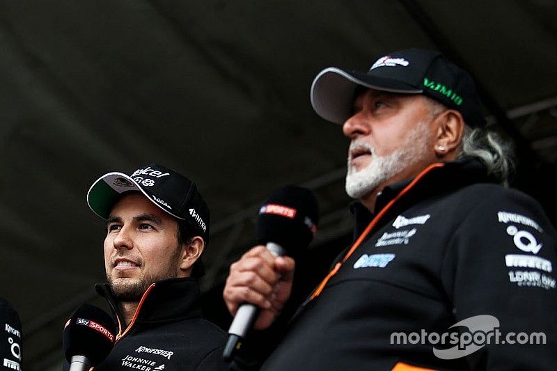 Sergio Pérez, Esteban Ocon y Dr. Vijay Mallya, dueño de Sahara Force India Formula One Team