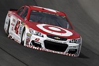 Larson manda en la segunda pr&aacute;ctica en NASCAR y Su&aacute;rez en 14&deg;