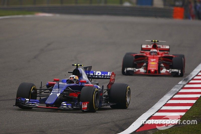 Carlos Sainz Jr., Scuderia Toro Rosso STR12, y Kimi Raikkonen, Ferrari SF70H