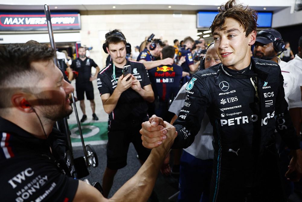 George Russell, Mercedes-AMG, celebra con sus compañeros de equipo en Parc Ferme tras la clasificación