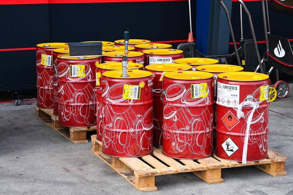 Barriles de combustible de Ferrari en el pitlane