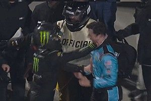 V&iacute;deo: as&iacute; fue la pelea a pu&ntilde;os entre dos pilotos de la NASCAR