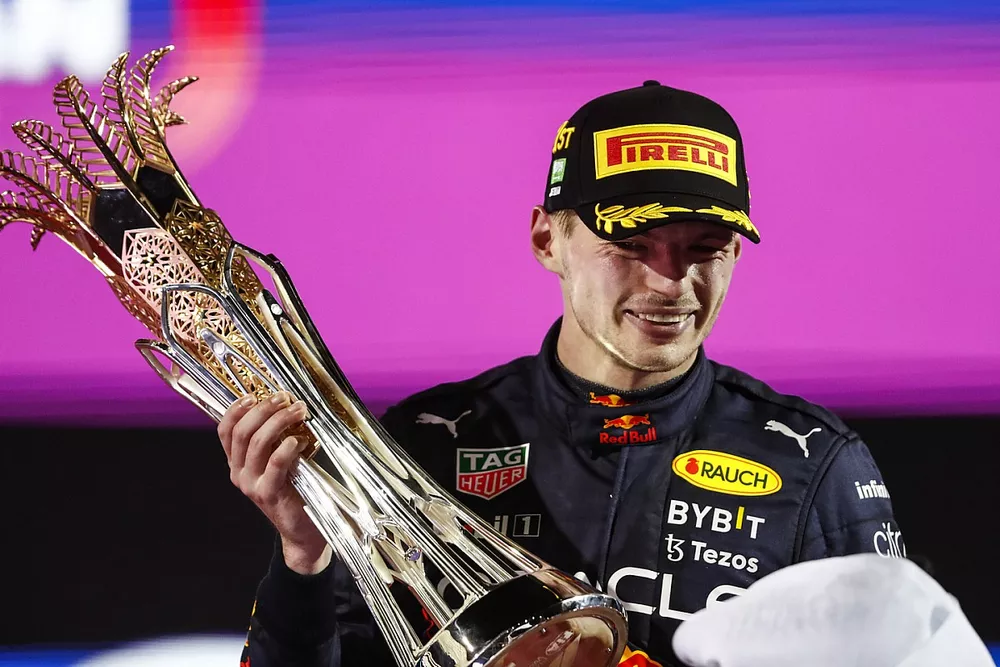 Le vainqueur Max Verstappen, Red Bull Racing, avec son trophée sur le podium