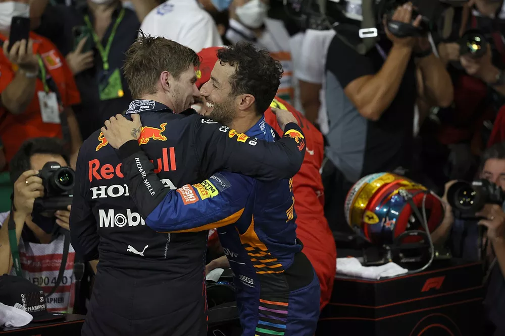 Daniel Ricciardo, McLaren, feliciteert Max Verstappen, Red Bull Racing, 1e positie, in Parc Ferme