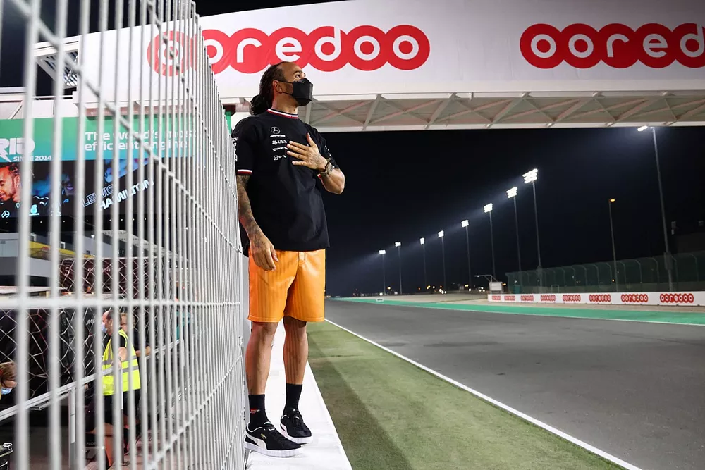 Lewis Hamilton, Mercedes, ganador del GP de Qatar, lo celebra tras la carrera