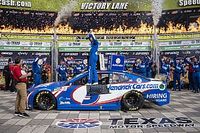 Larson gana en Texas y asegura ser finalista, Suárez en top 10