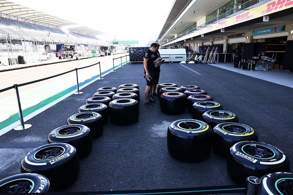Mecánico de Mercedes con neumáticos Pirelli