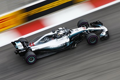 Hamilton nyerte a második edzést Szocsiban Bottas és Verstappen előtt
