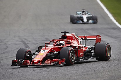 Хэмилтон предостерег Mercedes от ошибок в погоне за Ferrari