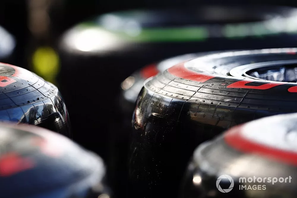 Pirelli-banden in de paddock