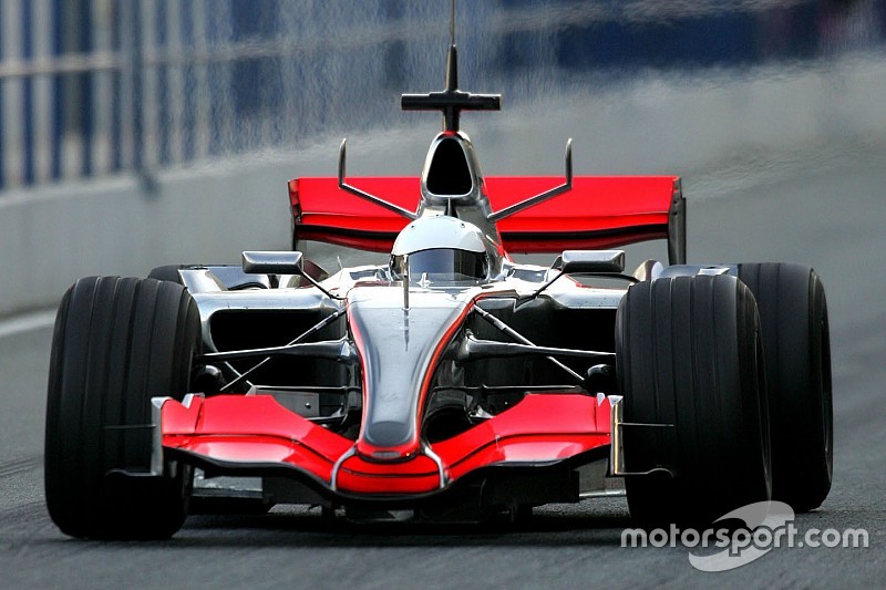 Alonso tesztje a 2006-os V8-as McLarennel Jerezben