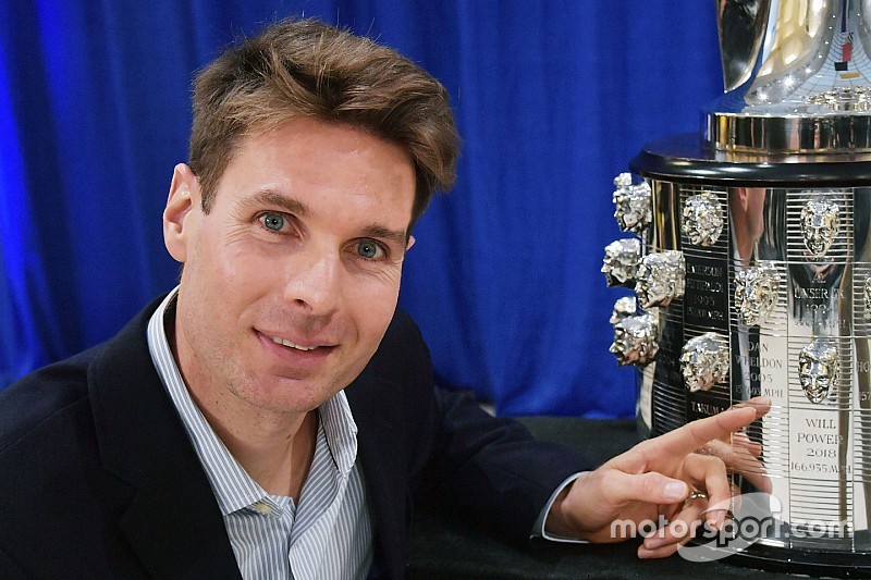 Will Power presenta su imagen en el trofeo Borg-Warner