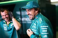 Fernando Alonso explica la foto viral de su funda de móvil con Russell