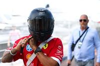 Lewis Hamilton sorprende en M&oacute;naco al llegar en una superbike especial