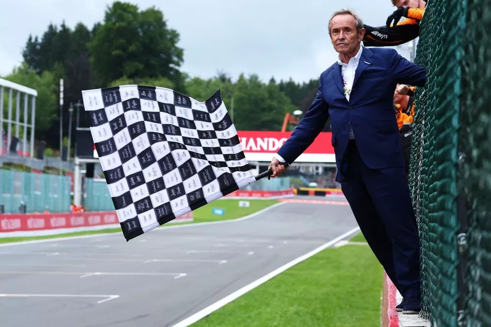 Jacky Ickx brandit le drapeau &agrave; damiers 