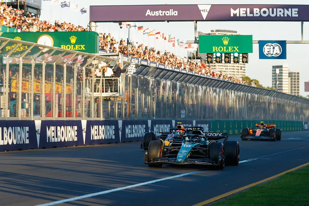 Lance Stroll, Aston Martin AMR23, Sergio Perez, Red Bull Racing RB19, Lando Norris, McLaren MCL60, sous le drapeau à damier